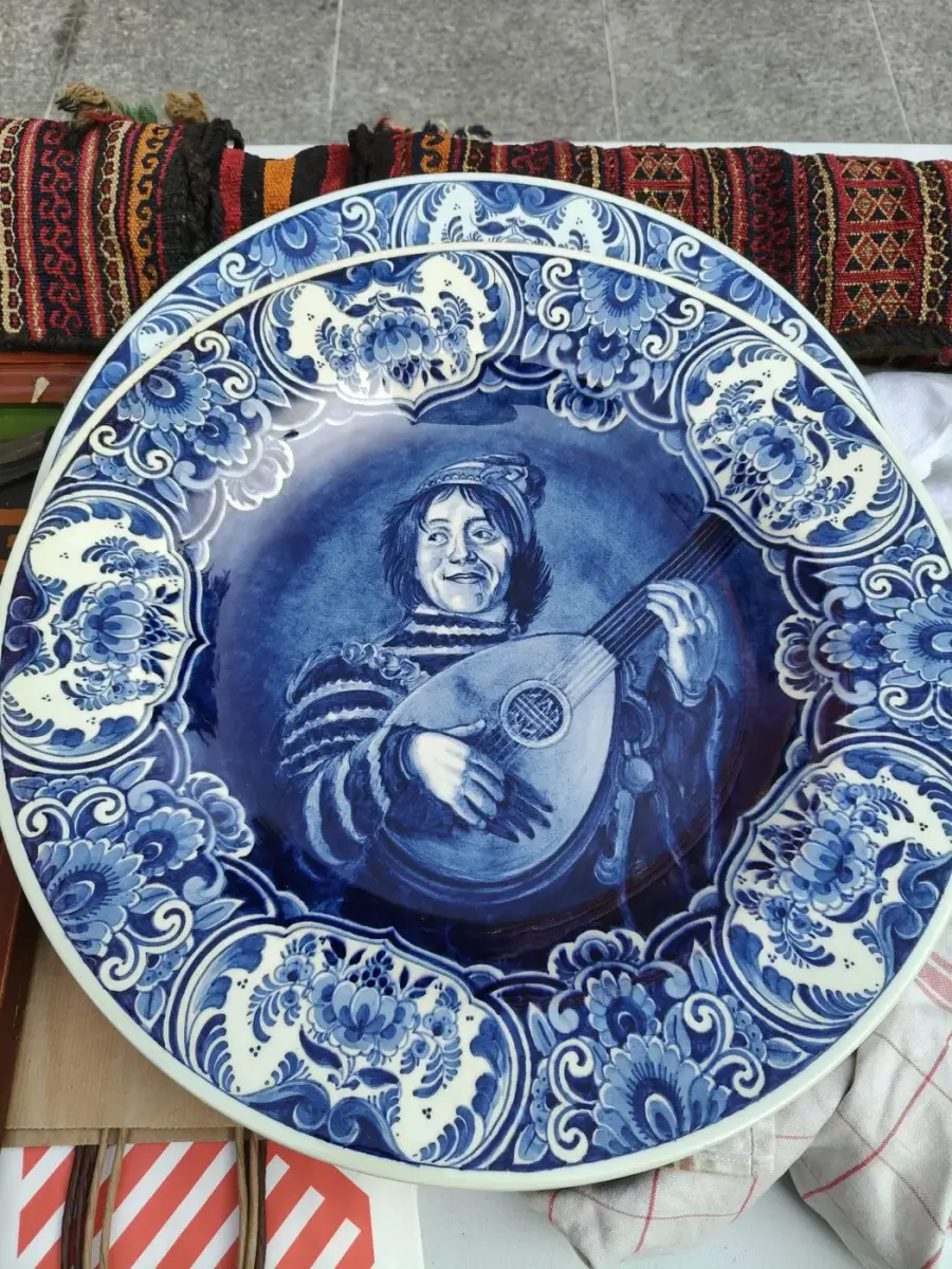 Piatto in ceramica di Delft con suonatore di liuto