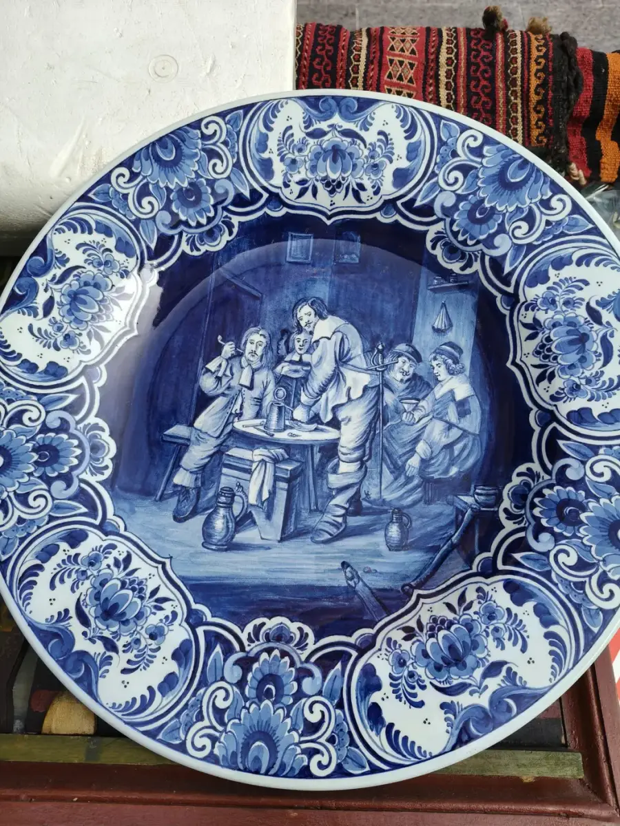 Piatto in ceramica blu di Delft con scena di taverna