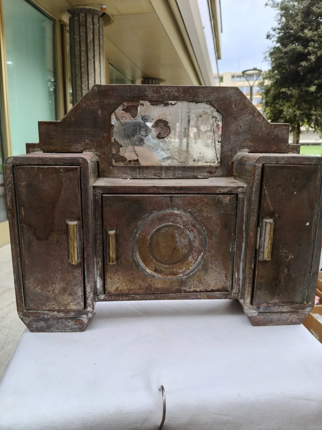 Mobiletto Art déco in metallo con specchio