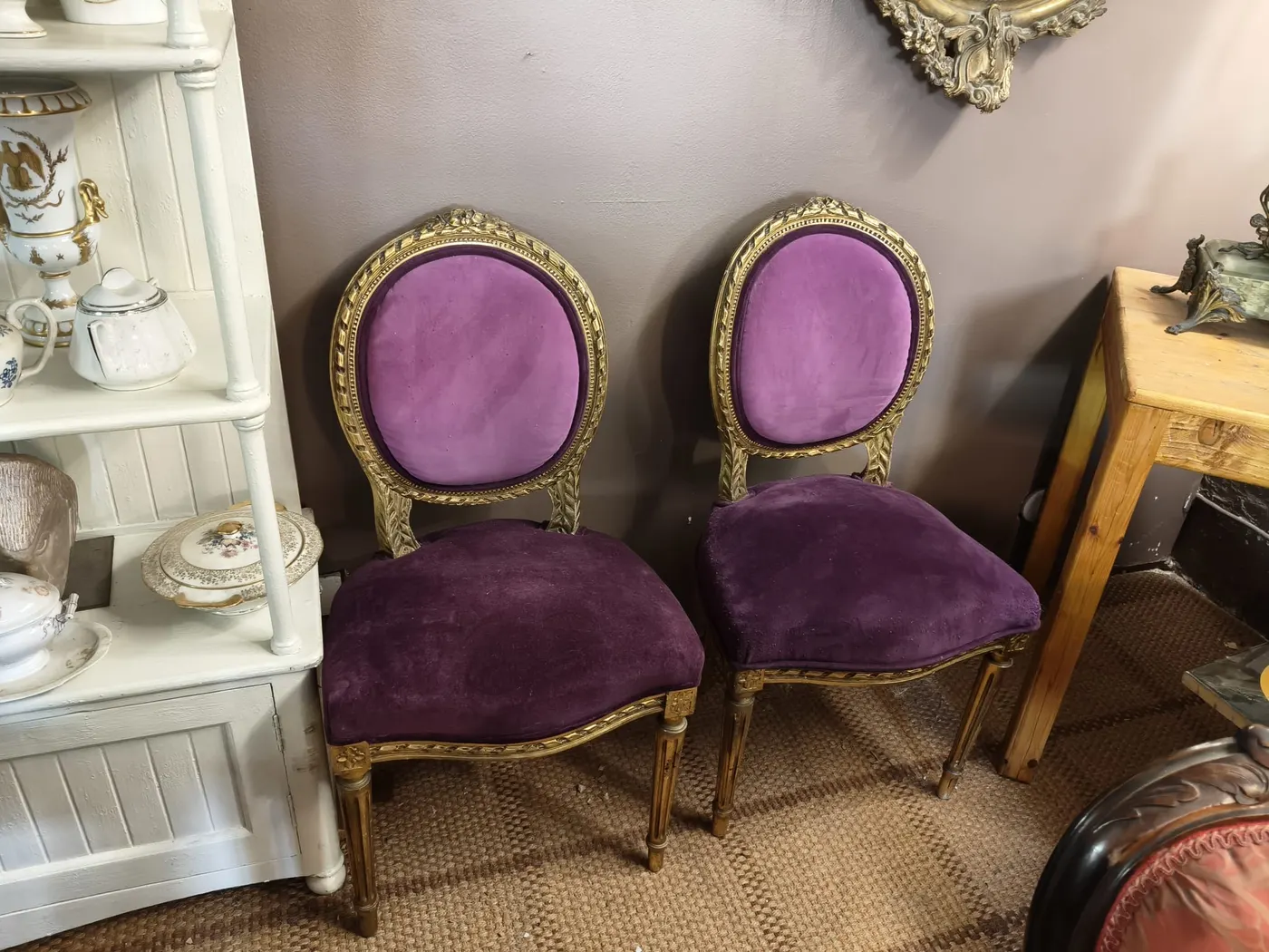 Due sedie dorate con velluto viola