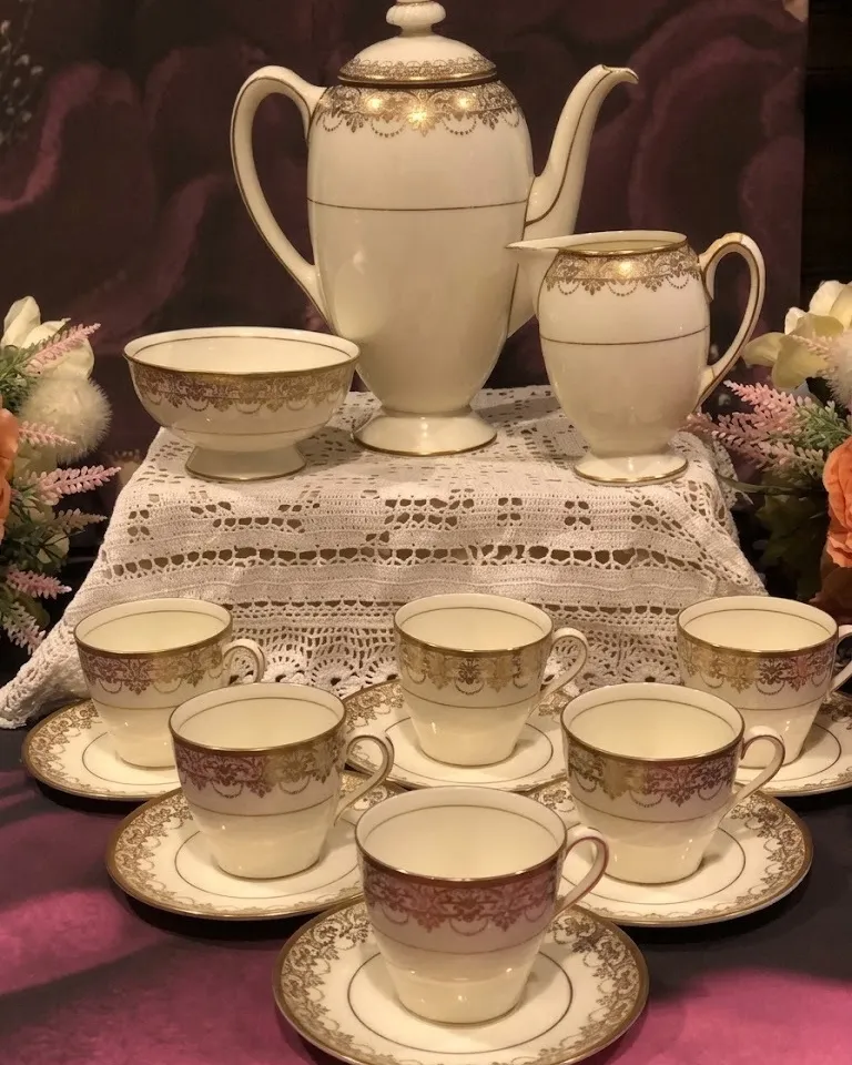 Servizio da caffè in porcellana con decori dorati