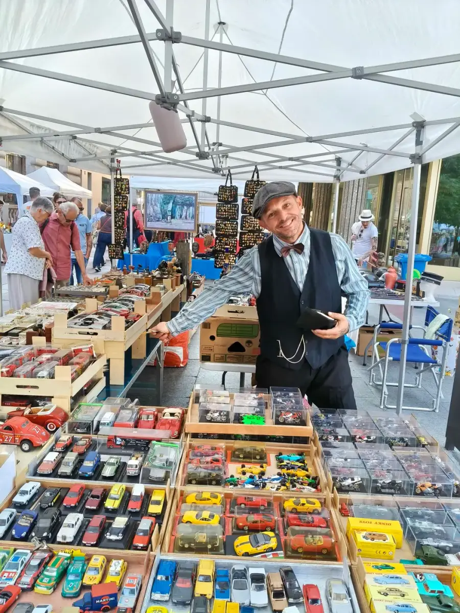 Tommaso al suo banco di modellini d'auto