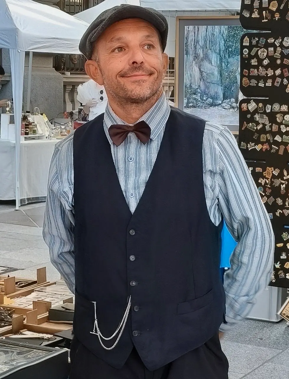 Tommaso al mercato in gilet, papillon e coppola